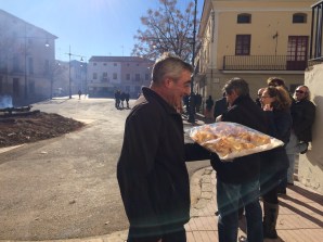 Pepe "Xarpa" subhastant dolços. Foto Pepe Gandia